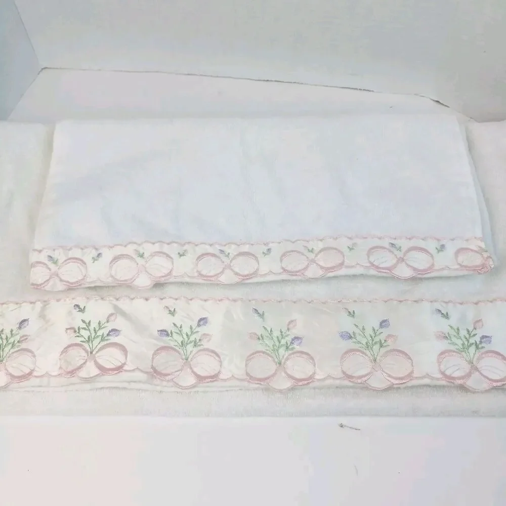 Vintage Avanti Look Towel Set White floral bow Satin Ribbon Scalloped Trim 1978
